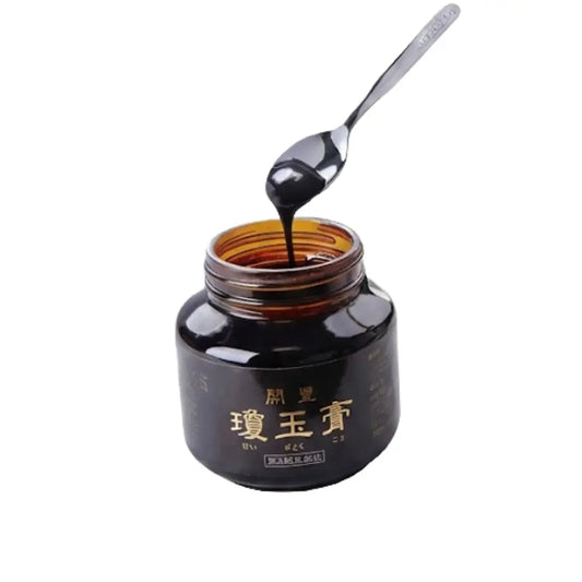 瓊玉膏（けいぎょくこう）をスプーンですくった写真（瓶入り）スプーンで使用している様子